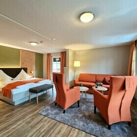 Doppelbett mit Sitzecke im Gasthaus goldener Engel