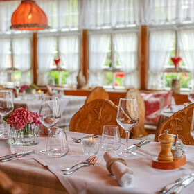 Gaststube mit Tischen und Sthlen im Gasthaus goldener Engel