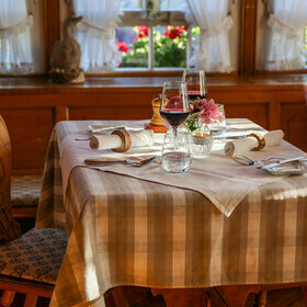 gedekcter Tisch fr zwei Personen mit Rotwein im Gasthaus goldener Engel
