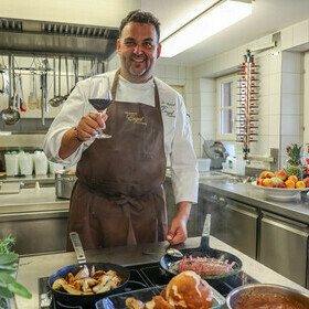 Koch Michael Mannel in der Kche des Gasthaus goldener Engel