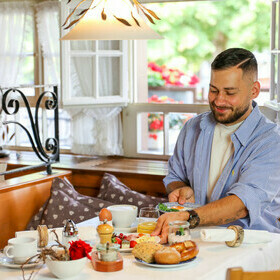 Gast beim Frhstcken am Tisch im Gasthaus goldener Engel