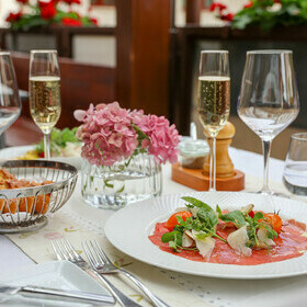 Vorspeise mit Sekt auf der Terrasse des Gasthaus goldener Engel