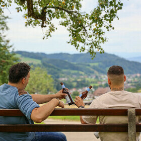Feierabendbier auf der Bank mit Blick ber das Glottertal