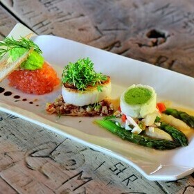 Vorspeise grner Spargel mit Kse im Gasthaus goldener Engel