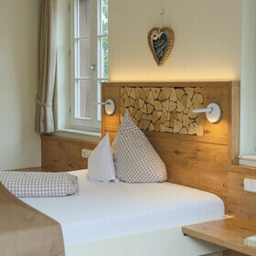 Einzelbett im Zimmer des Gasthaus goldener Engel