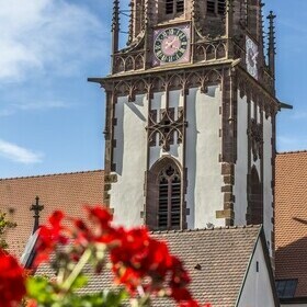 Kirche mit Blick auf die Kirchenuhr der Gemeinde Glottertal