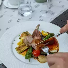 Vorspeisenplatte mit drei verschiedenen Vorspeisen wie Spargel und Fisch im Gasthaus goldener Engel