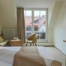 Blick zum Fenster aus einem Gstezimmer des Gasthaus goldener Engel
