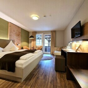 Doppelbett mit TV im Gstezimmer des Gasthaus goldener Engel
