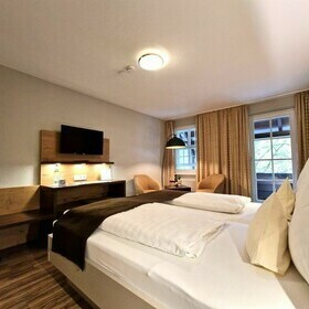 Doppelbett mit TV im Gasthaus goldener Engel