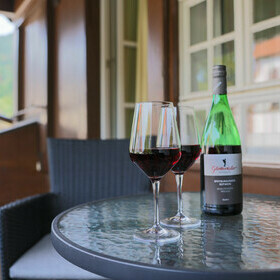 Weinglser auf Balkon im Gasthaus goldener Engel