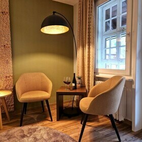 gemtliche Sitzgruppe mit Stehlampe im Zimmer des Gasthaus goldener Engel