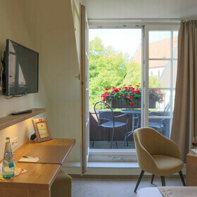 TV und Blick auf den Balkon im Gstezimmer des Gasthaus goldener Engel