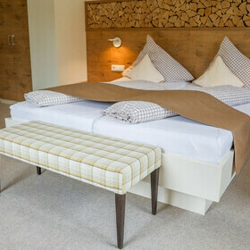 Doppelbett mit weis und beigen Bezgen im Gasthaus goldener Engel