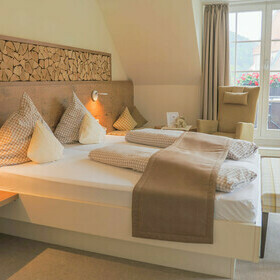 Doppelbett in gemtlicher Atmosphre des Gstezimmer im Gasthaus goldener Engel