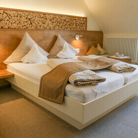 Doppelbett im Gstezimmer des Gasthaus goldener Engel im Glottertal
