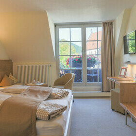 Blick zum Fenster ber das Doppelbett der Gstezimmer im Gasthaus goldener Engel