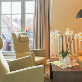 Sessel am Fenster eines Zimmers im Gasthaus goldener Engel