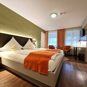 Blick zum Doppelbett im Zimmer des Gasthaus goldener Engel